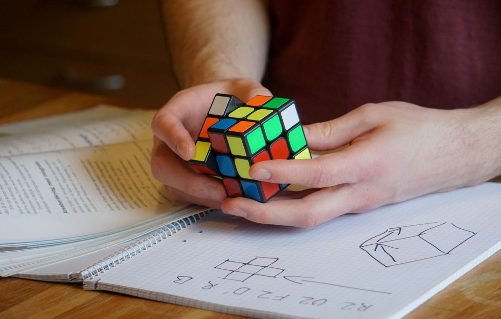 Man som jobbar på att lösa Rubik's kub
