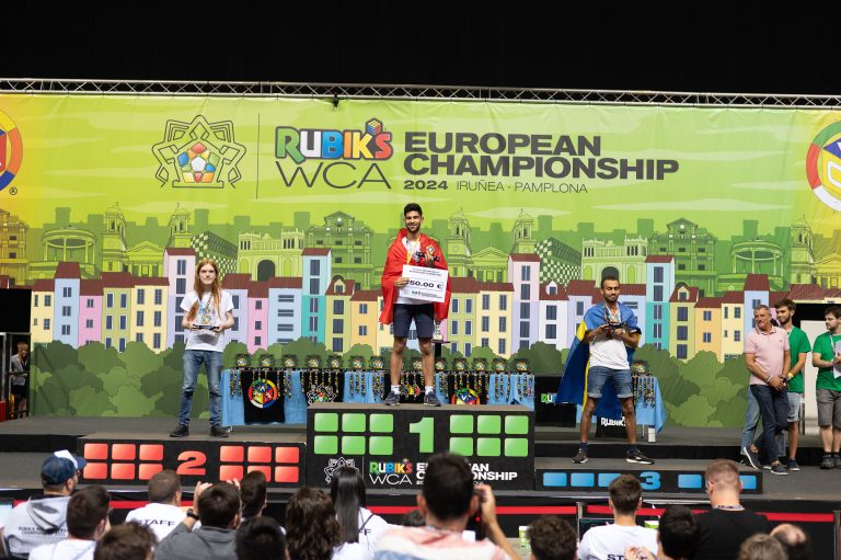 rubiks-kub-em-2024-pamplona-podium-4x4-med-ögonbindel